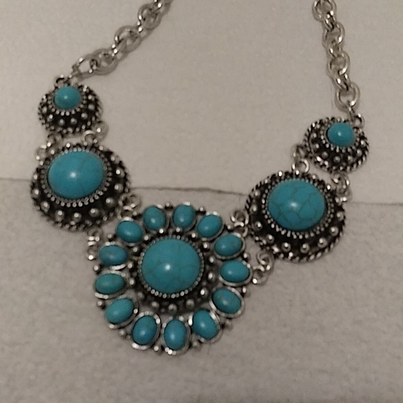 Jewelry - NWT!  SILVER NECKLACE WITH TURQUOISE COLORED DECRATION DECORATION